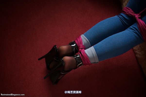 restrainedelegance - Removing her shoes 第 49 张图片