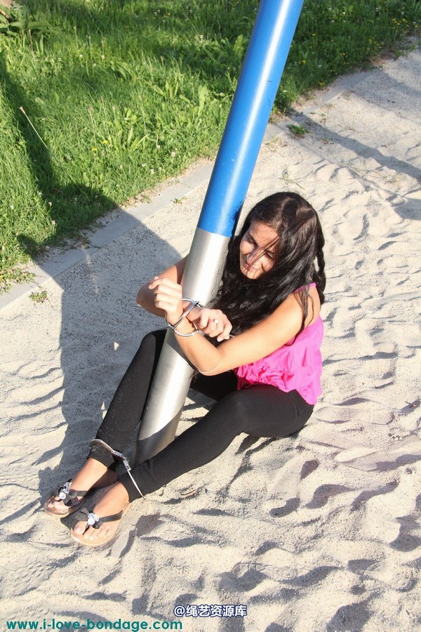 girlsinsteel - Sitting helpless in the sand 第 22 张图片