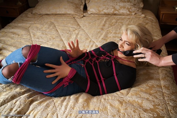 restrainedelegance - Removing her shoes 第 162 张图片