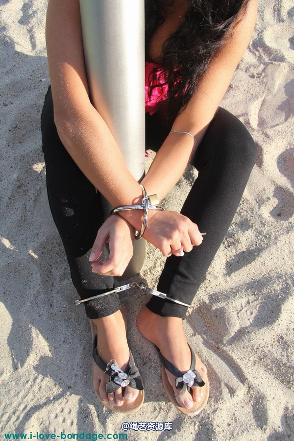 girlsinsteel - Sitting helpless in the sand 第 18 张图片