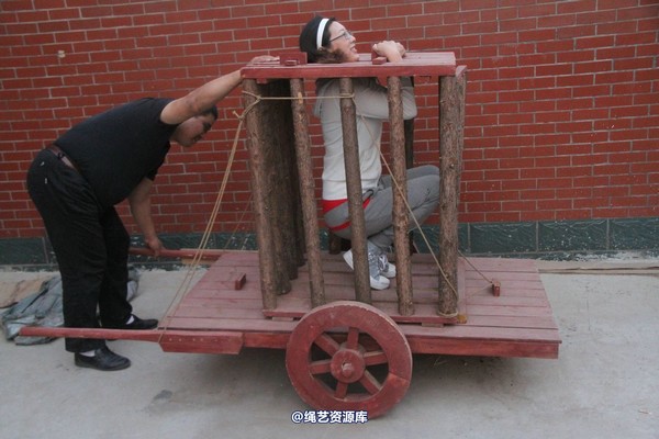 胜景山庄 - 202-模特体验囚车 第 4 张图片