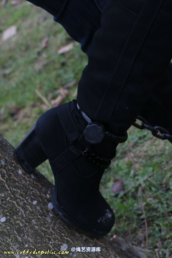 girlsinsteel - Public neckcuff 第 56 张图片