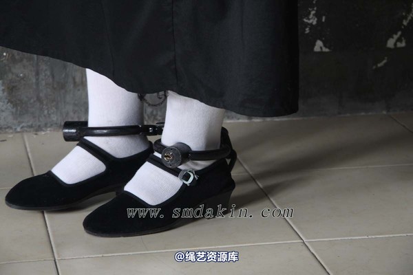 锐度主张 - 黑布鞋白袜镣铐模特：小芳 第 6 张图片
