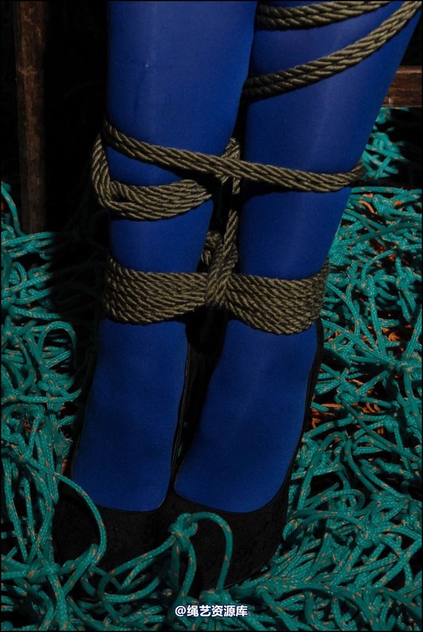 simplytied - Netted in blue tights 第 17 张图片