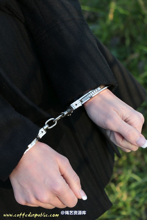girlsinsteel - Cold day in handcuffs 第 29 张图片