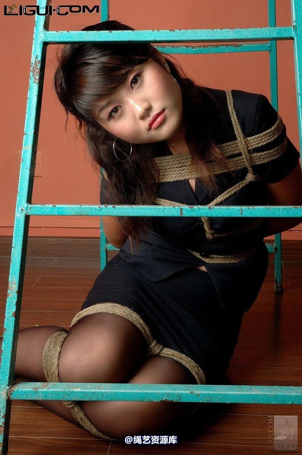 丽柜美束 - 2008-11-22 来换灯的美眉被束缚了 第 6 张图片