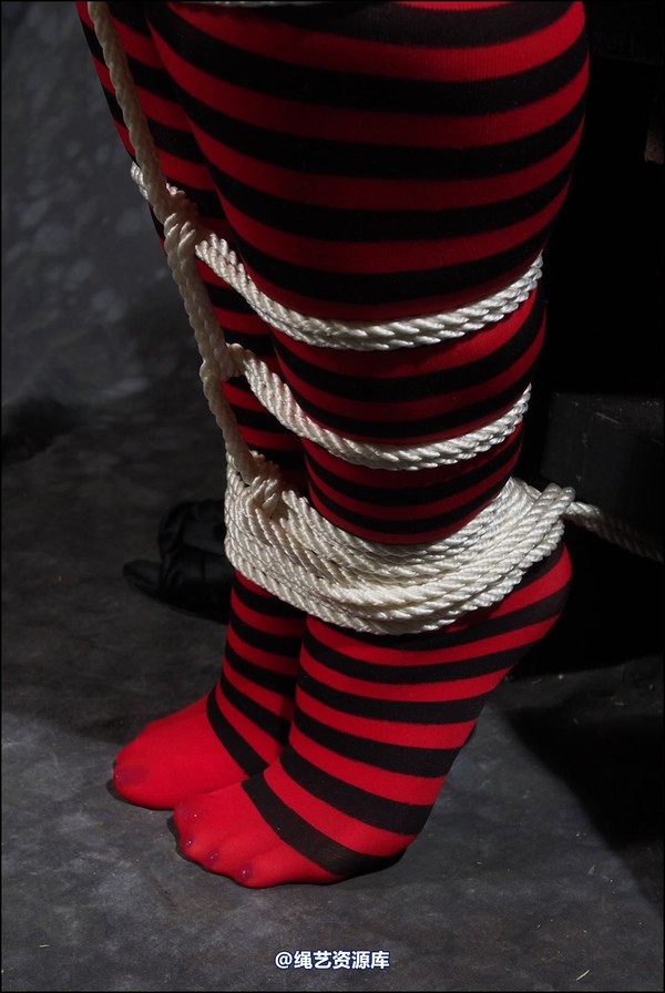 simplytied - Red and Black tights tied 第 23 张图片