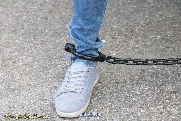 girlsinsteel - Cuffed to a heavy container 第 67 张图片