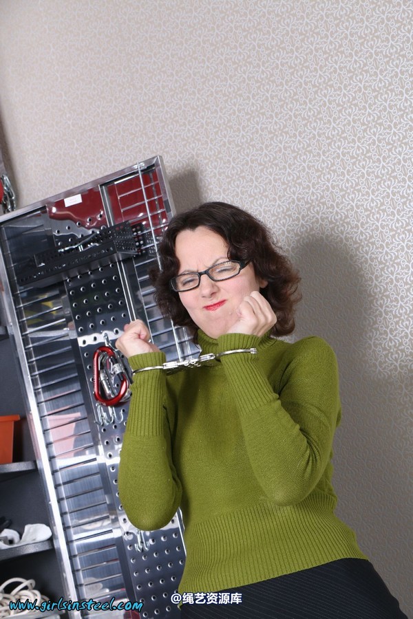 girlsinsteel - Trying out handcuffs 第 18 张图片