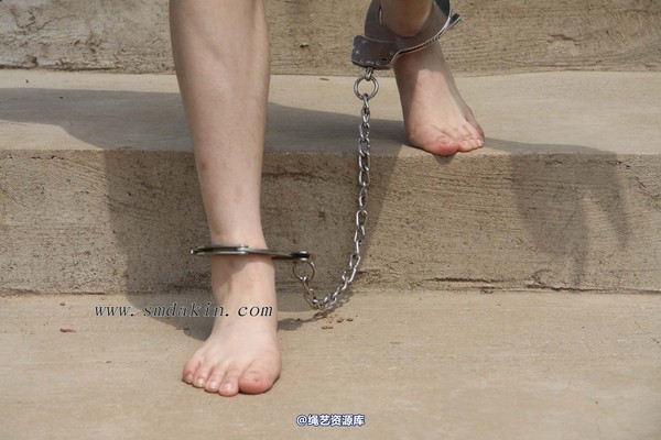 锐度主张 - 野外镣铐行走模特：玲玲 第 4 张图片