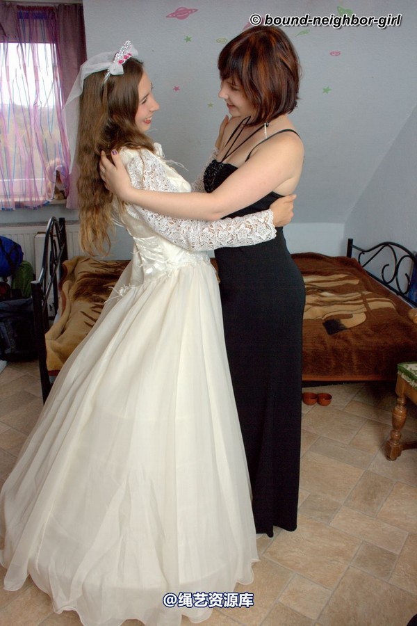 bound-neighbor-girl - Leoni and Valentina - Friend of the Bride 1 第 4 张图片