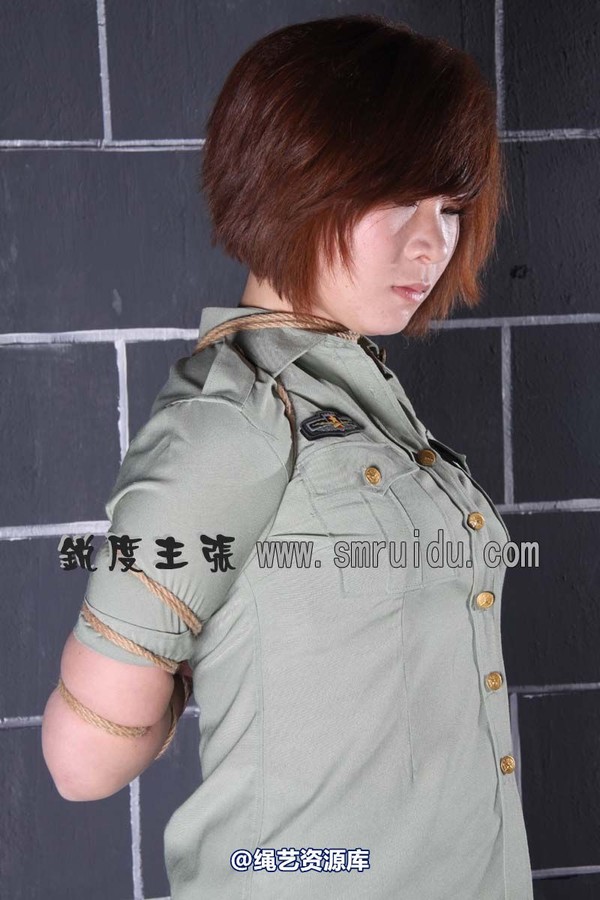 锐度主张 - 军服五花绑模特：瑶瑶 第 31 张图片