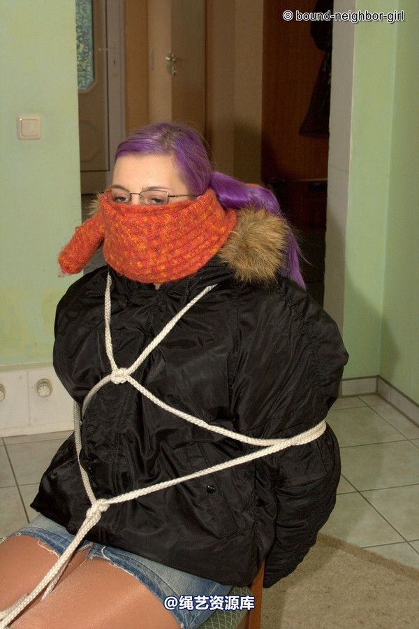 bound-neighbor-girl - Zora in winter jacket tied 1 第 21 张图片