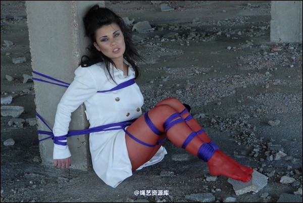 simplytied - More red tights in the Sun 第 16 张图片