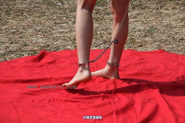 锐度主张 - 野外镣铐戏耍模特：玲玲 第 5 张图片