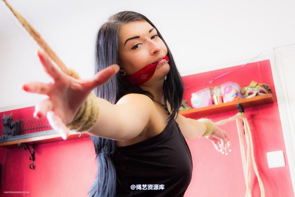 limitedaudience - 2014 stacey von stretched out in the lounge 第 29 张图片