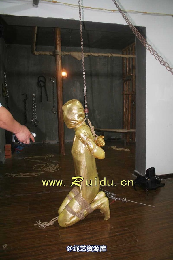 锐度主张 - 20070921第34期 影片胶衣紧缚悬吊图片 第 39 张图片