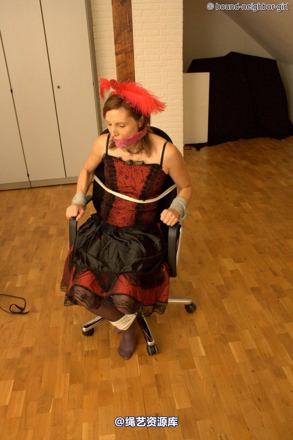 bound-neighbor-girl - Susan - Tied in costumes 第 34 张图片