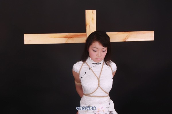 神艺缘 - 117-十字架下旗袍女 第 22 张图片