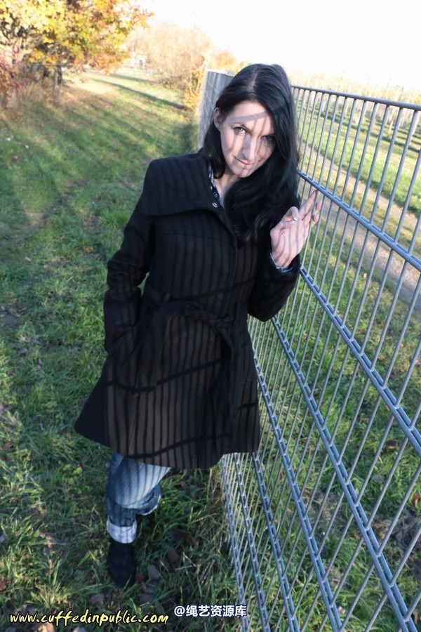 girlsinsteel - Cold day in handcuffs 第 5 张图片