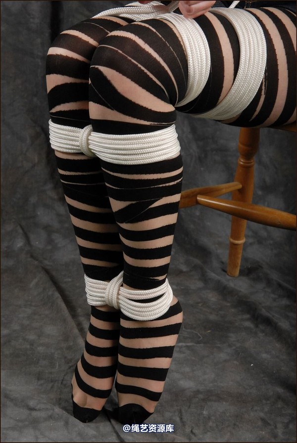 simplytied - Jinx in bondage tights 第 31 张图片