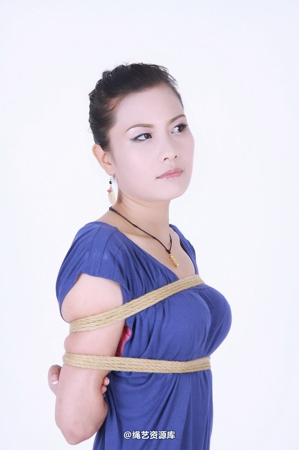 神艺缘 - 127-高挑美女爽快被捆,要跪下却十分难为情 第 36 张图片