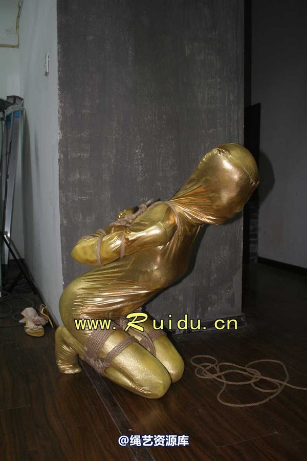 锐度主张 - 20070921第34期 影片胶衣紧缚悬吊图片 第 16 张图片
