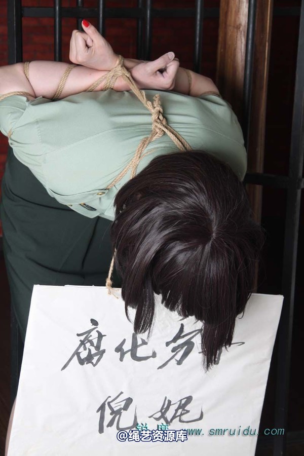 锐度主张 - 军服捆绑堵嘴挂牌模特：碧菡 第 71 张图片
