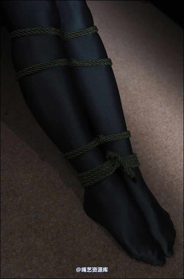 simplytied - Cassie in more black tights 第 23 张图片