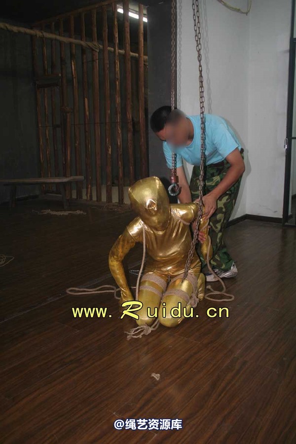 锐度主张 - 20070928第35期 影片胶衣紧缚悬吊图片 第 135 张图片