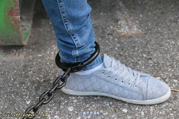 girlsinsteel - Cuffed to a heavy container 第 92 张图片