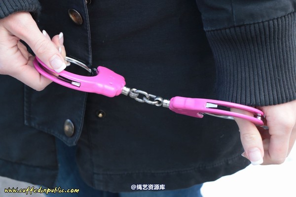 girlsinsteel - Cuffed at the parking area 第 21 张图片