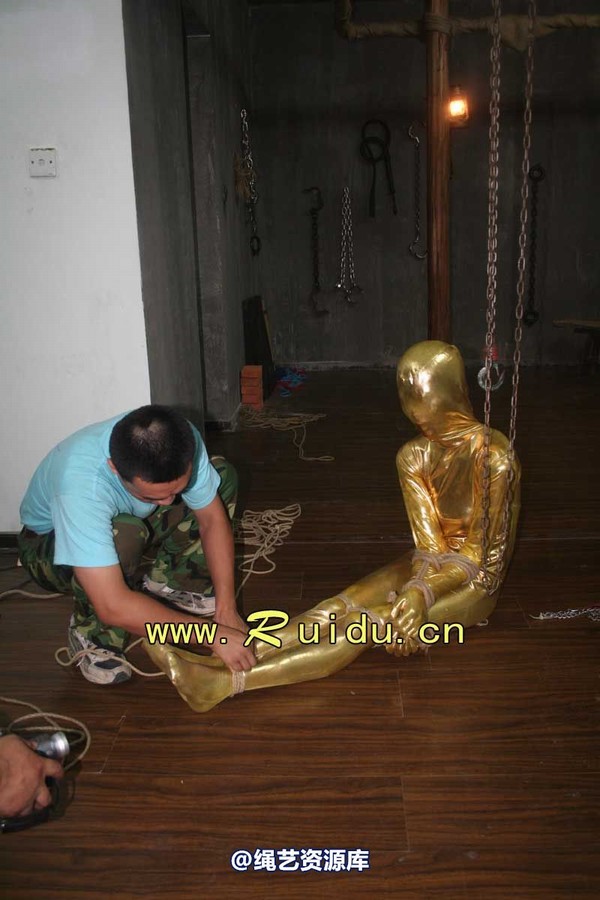 锐度主张 - 20070928第35期 影片胶衣紧缚悬吊图片 第 48 张图片