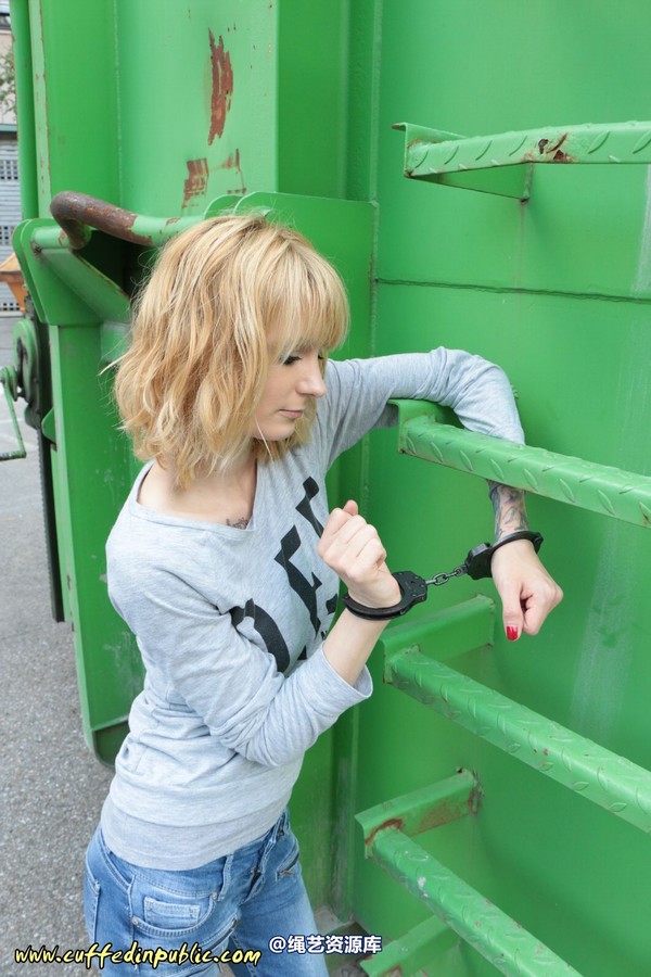 girlsinsteel - Cuffed to a heavy container 第 48 张图片