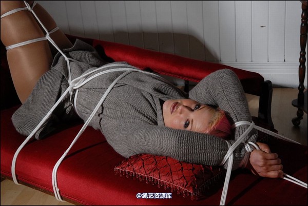 simplytied - RR gets tied to couch 第 12 张图片