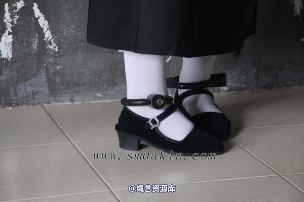 锐度主张 - 黑布鞋白袜镣铐模特：小芳 第 18 张图片