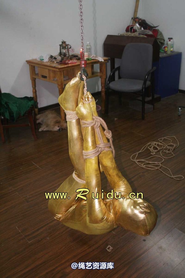 锐度主张 - 20070928第35期 影片胶衣紧缚悬吊图片 第 71 张图片