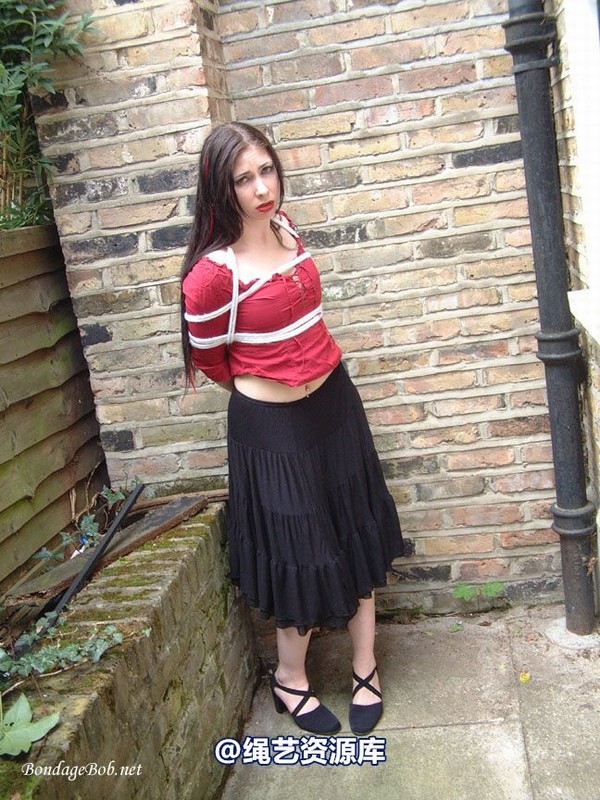 bondagebob - Lydia Tied Outdoors 第 10 张图片
