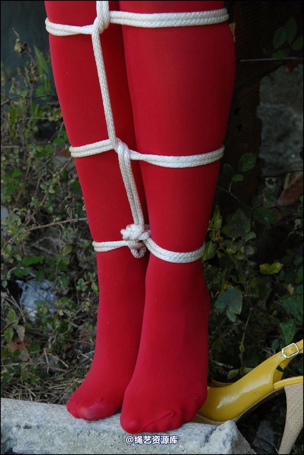 simplytied - Red tights in the Sun part 2 第 29 张图片