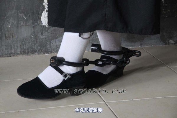 锐度主张 - 黑布鞋白袜镣铐模特：小芳 第 13 张图片