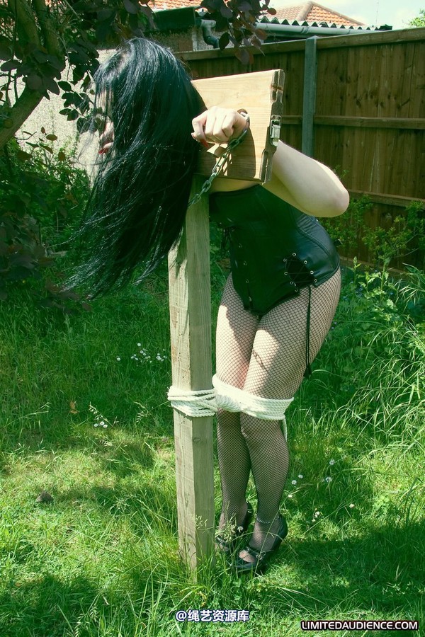 limitedaudience - 2010 rebekka raynor on public display 第 16 张图片