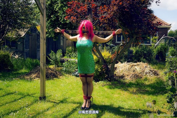 limitedaudience - 2013 elle displayed outdoors 第 30 张图片