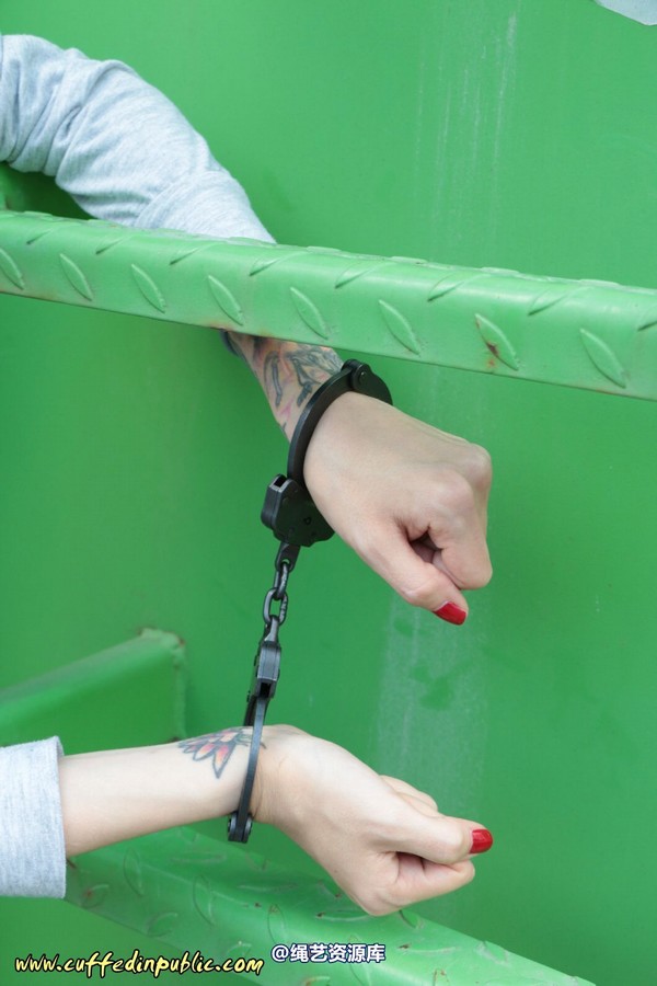 girlsinsteel - Cuffed to a heavy container 第 46 张图片