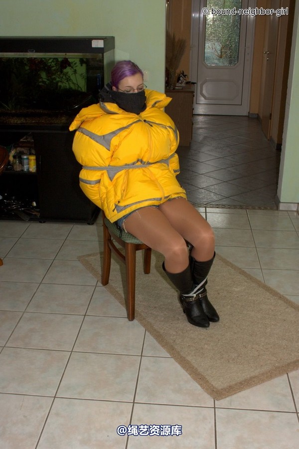 bound-neighbor-girl - Zora in winter jacket tied 2 第 10 张图片