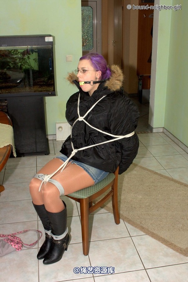bound-neighbor-girl - Zora in winter jacket tied 1 第 15 张图片