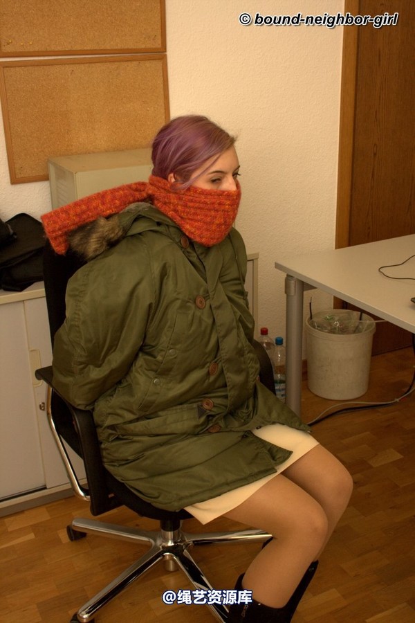 bound-neighbor-girl - Zora - Tied up at the office 第 3 张图片