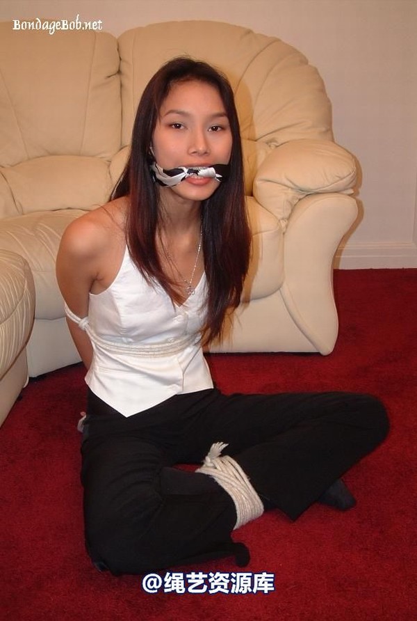 bondagebob - Kitti Crossed Legs 第 22 张图片