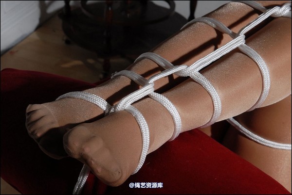 simplytied - RR gets tied to couch 第 28 张图片