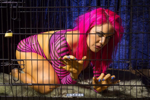 limitedaudience - 2014 elle prisoner holding cell 2 第 3 张图片