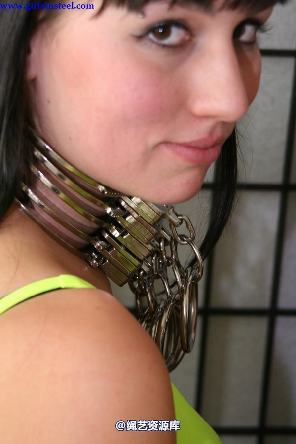 girlsinsteel - Dani and Vicky in 10 (!) neckcuffs 第 6 张图片